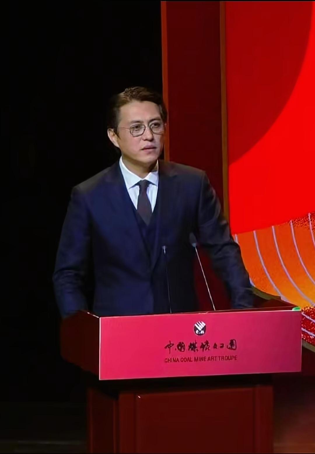 中国煤矿文工团成立78周年大会上，靳东现身发言，穿着正装主持会议。

刘敏涛现身