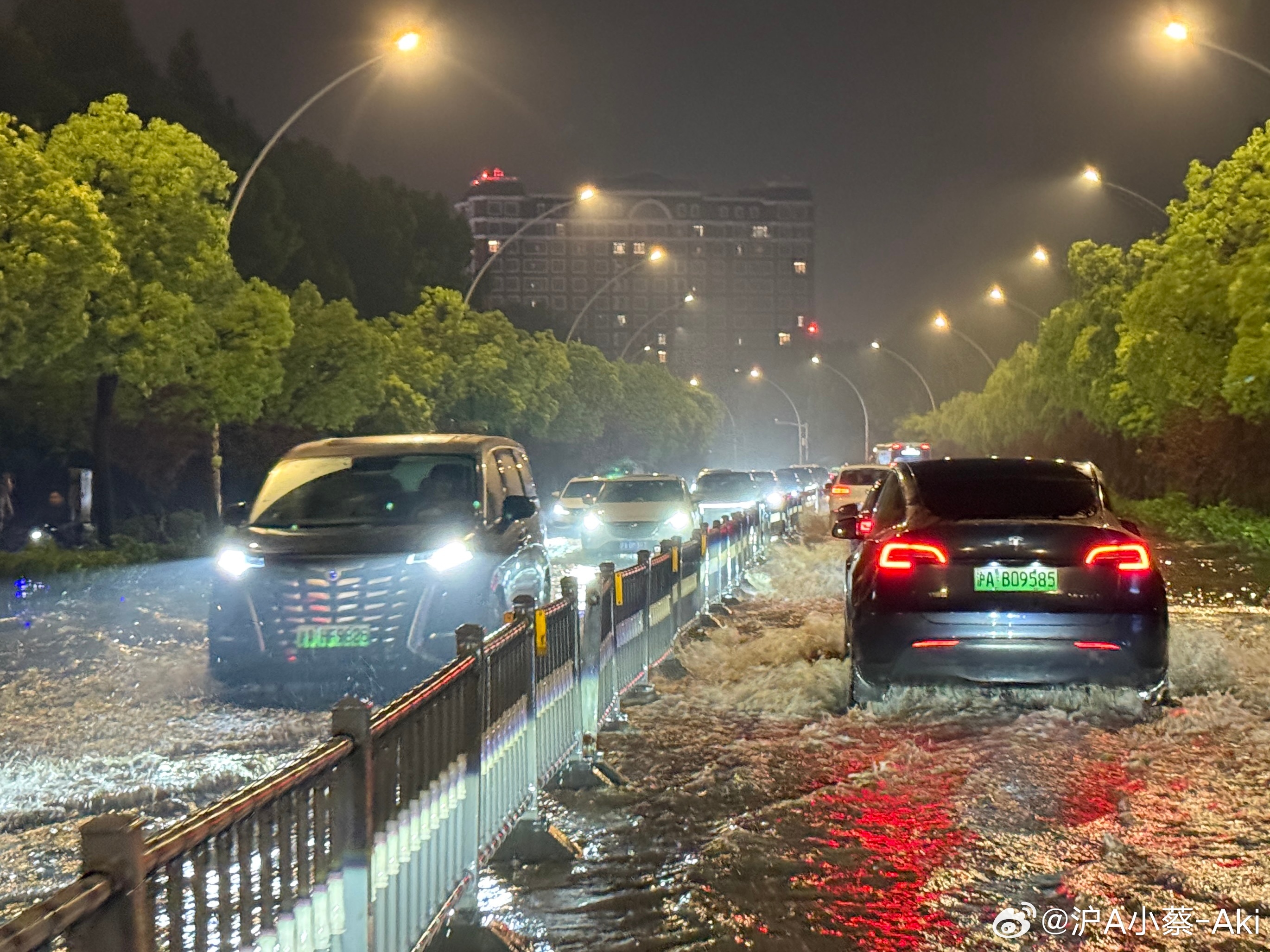 遇到台风暴雨天，空气悬架不就派上用场了么！涉水能力显著提升丝毫不慌啊[酷] ​​
