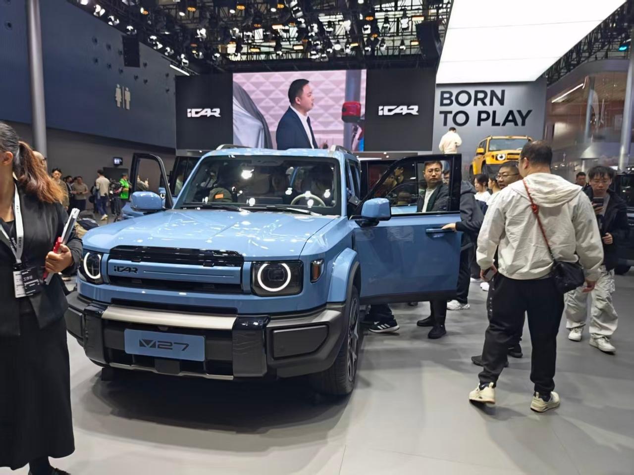 iCAR V27广州车展首秀
现场看真的大，本来尺寸就大（备胎版车长5055mm