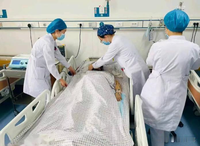 广西南宁，男子从医院拉回母亲的遗体，风风光光操办了3天丧事，还请全村人吃了席。不