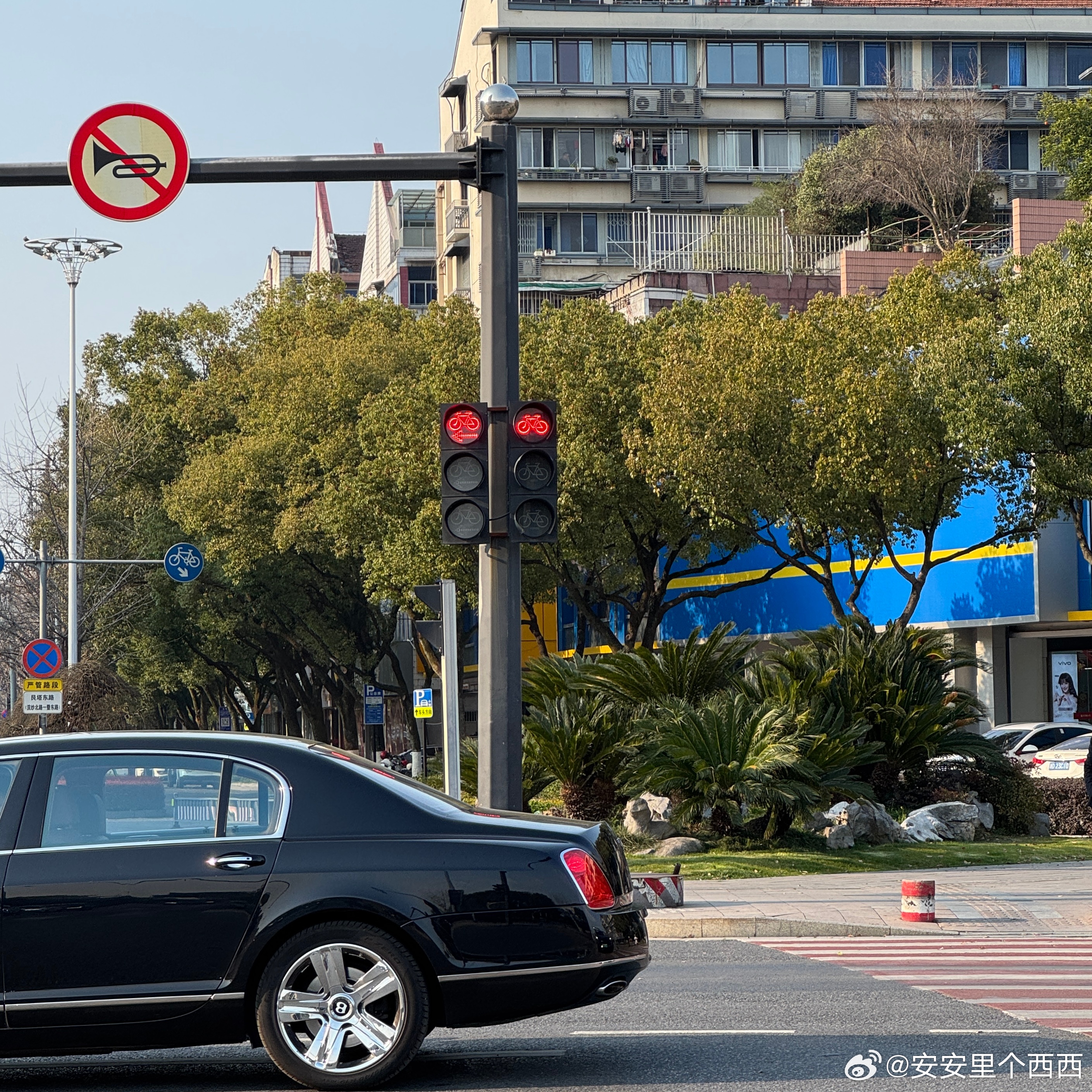 大家看那个红色的自行车🚲专属红绿灯！我们大诸暨真的是太赞了！一个县城也有这类设