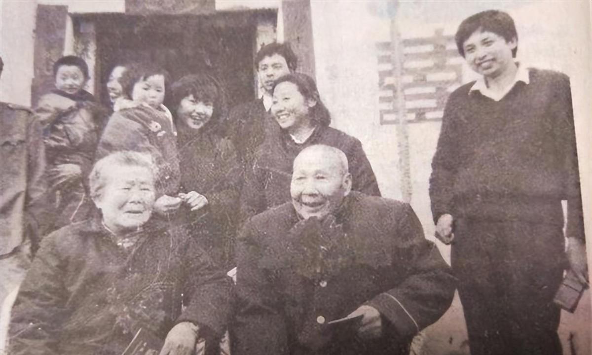 1987年一位老人买东西时意外得知失散60年丈夫下落，两人77岁再次步入婚姻殿堂