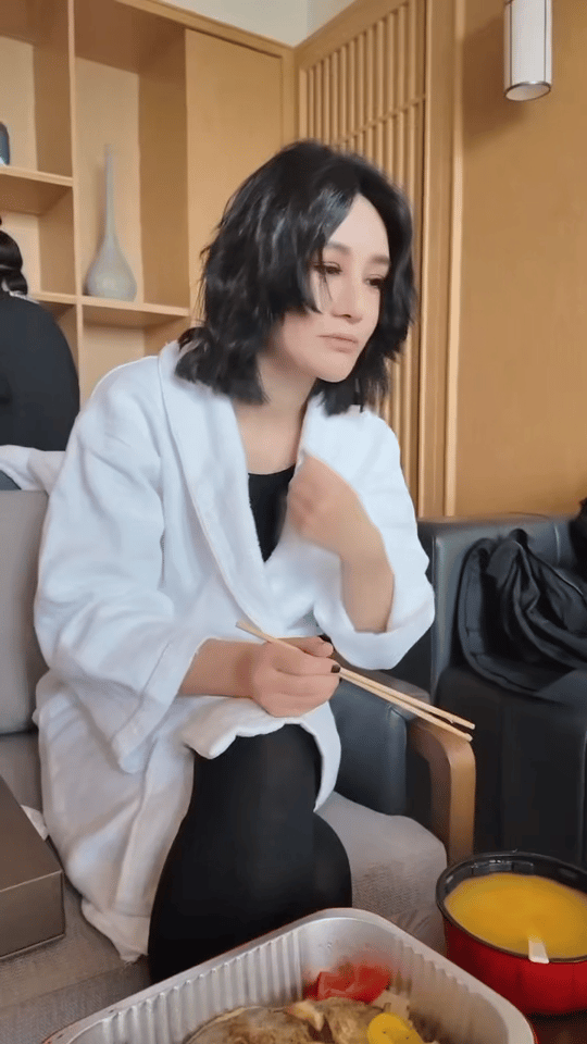 尚雯婕胃里割了六个息肉 看着别人吃香喝辣，自己只能喝小米粥，这波养生预警太及时了