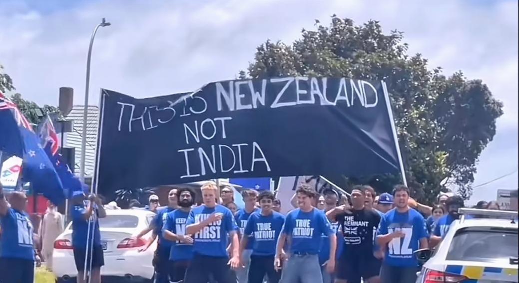 看了一个新西兰的视频，一个新西兰当地团体举着标语，在街头跳战舞，标语上赫然写着“