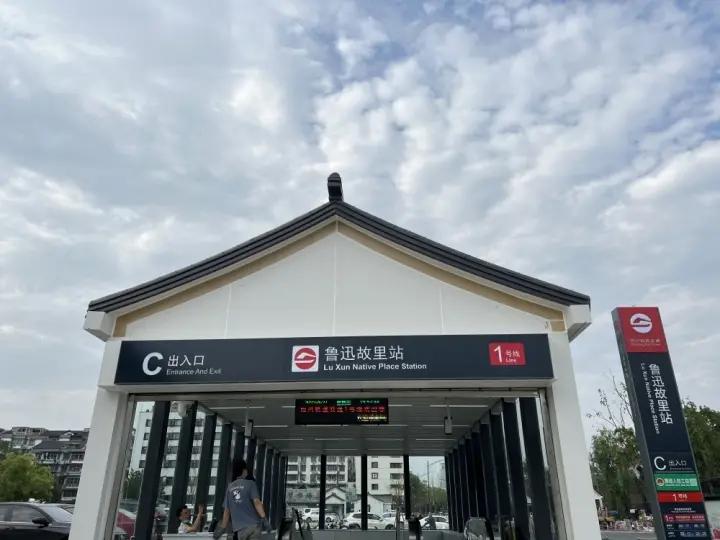 深夜的绍兴地铁轨道，本应是检修保障的静谧时刻，却因一场违规穿越酿成3人殒命的惨剧