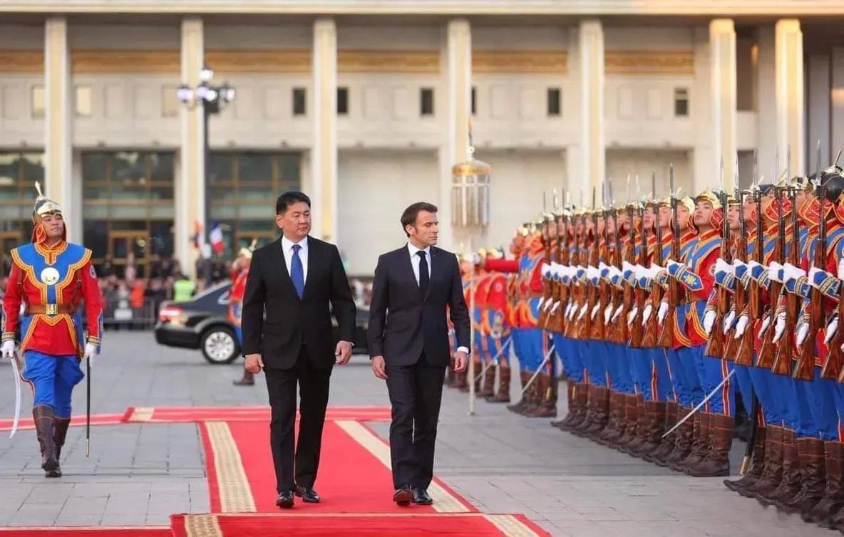 法国总统受到蒙古国尊贵礼遇！第二张图有亮点​那个巨大的雕塑难道是铁木真？看着有点