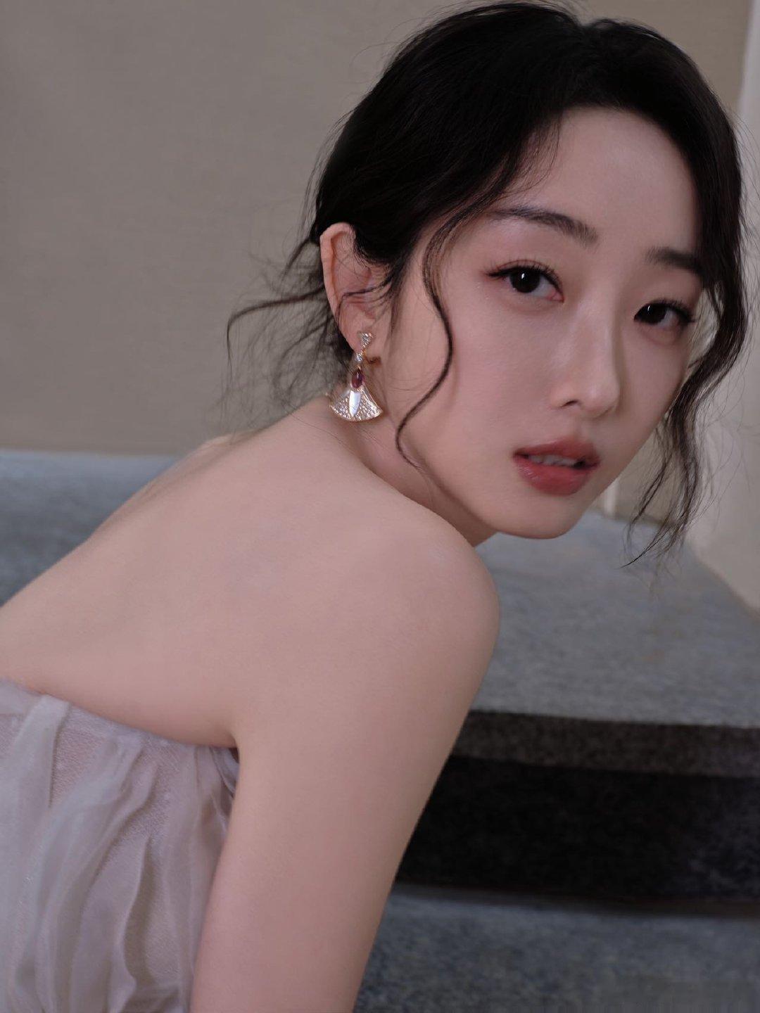 蒋梦婕梦中情桃蒋梦婕北影节红毯美到让时间都要为她停留！一身银白长裙如梦如幻，肌肤