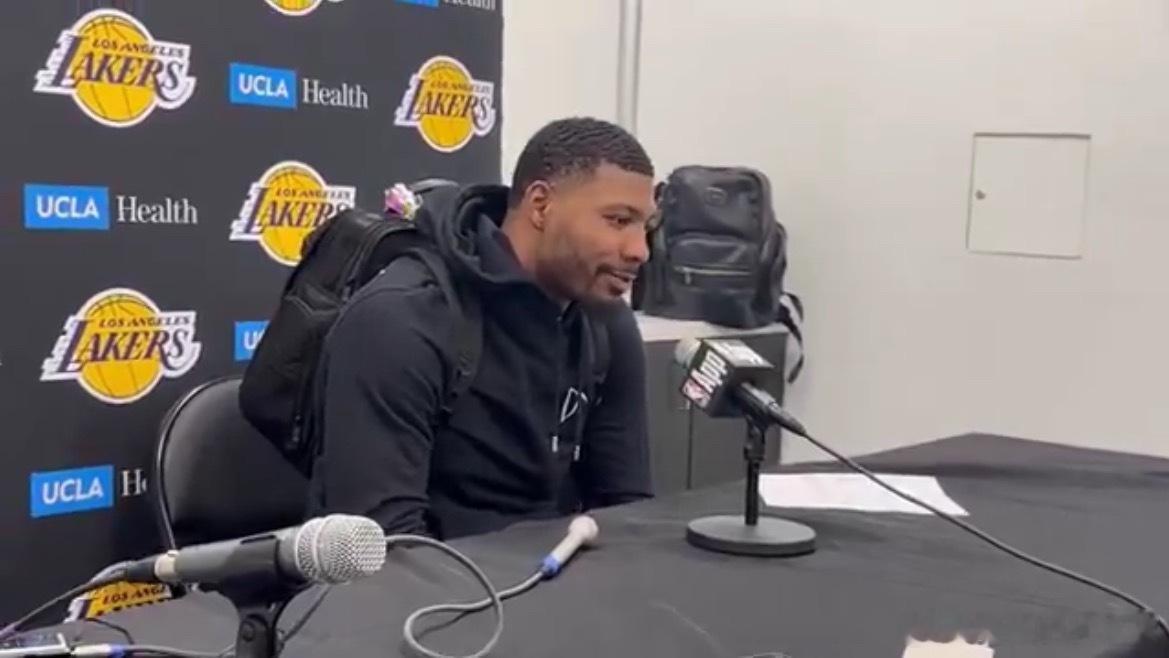 斯马特表示，湖人今晚在防守端沟通不畅，这让太阳队获得了大量空位出手机会。“我们必