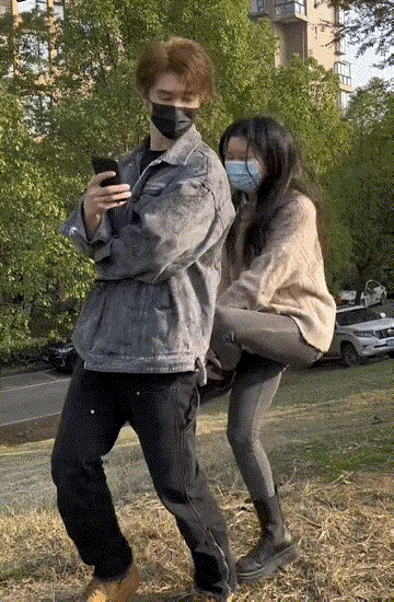 图一：小哥这事你办的不对啊！完全不按套路出牌。可怜的小姐姐没有想到别人还有那一手