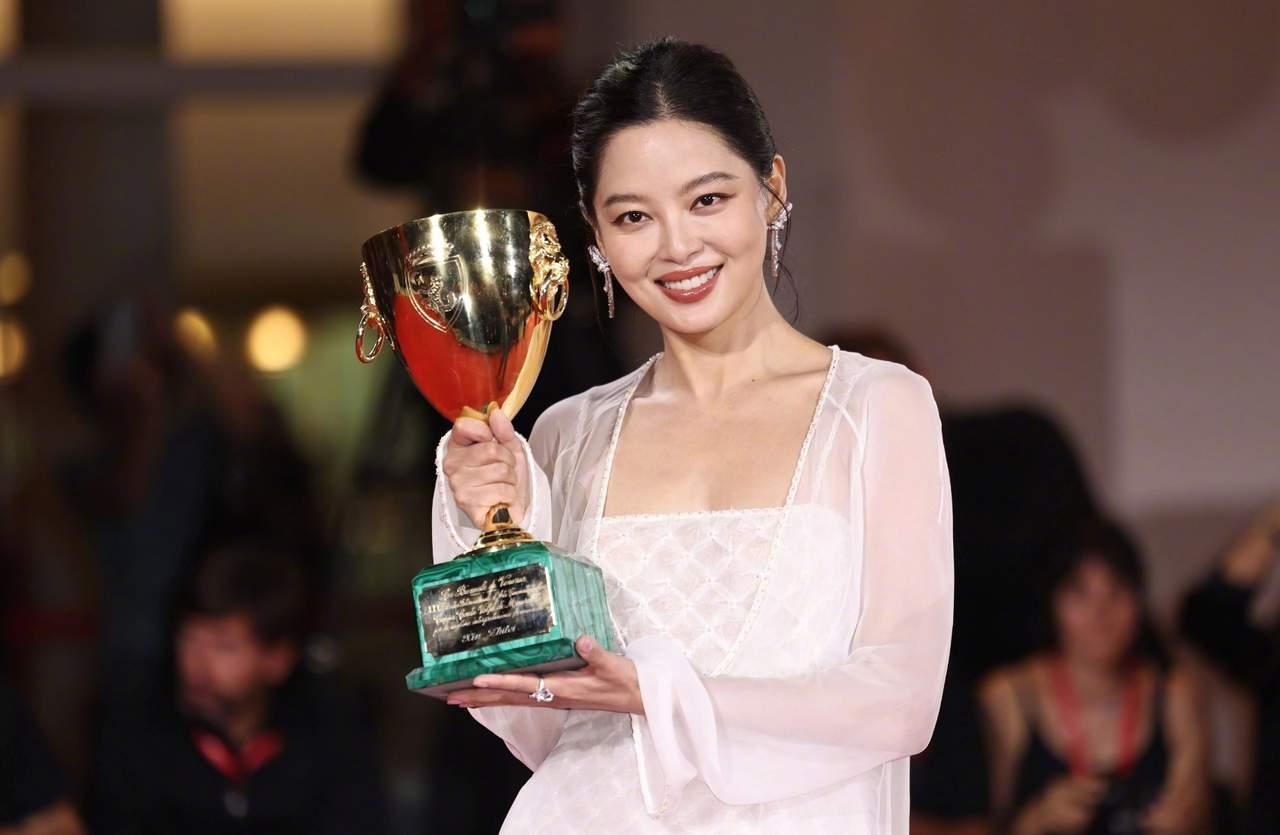 芷蕾又为华人涨脸了。她在恋爱先生”这个电视中，顾瑶这个角色表演得极好，一个绝美的