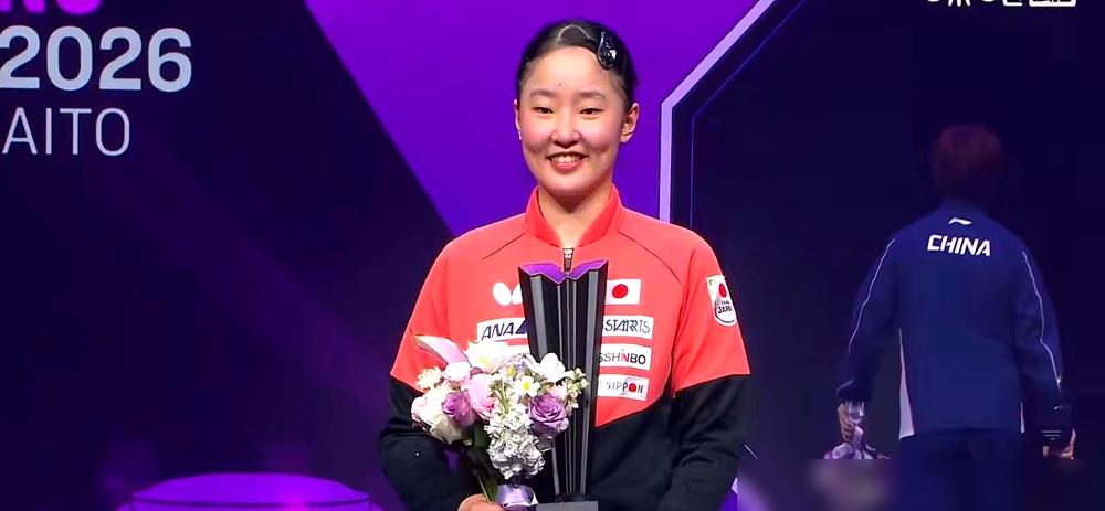 冠军不配欢呼？丢冠的蒯曼把捧花扔向观众席，全场沸腾，而真正的冠军张本美和，却被晾