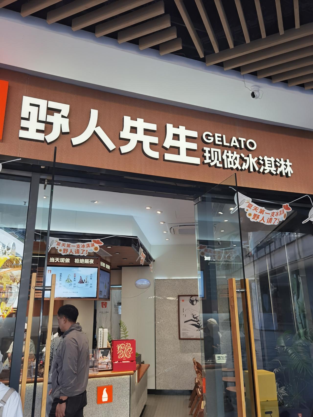 明天一个人又要出发了，恰逢母亲节。

今天特意坐公交去了购物广场，吃到了心心念念