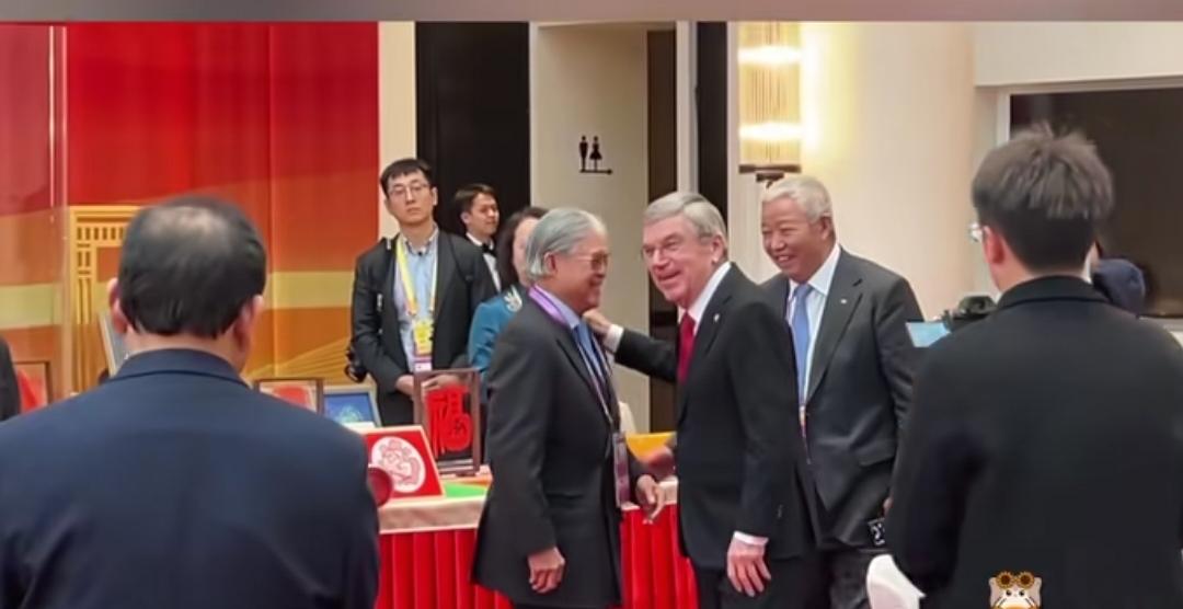 之前，咱们拒绝再次申办奥运会，现在看起来，是多么明智的选择。
    现在办一届