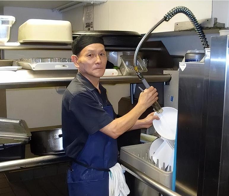 这是个狠人！上海男人丁尚彪，为了给女儿提供更好的生活，远赴日本，打了15年黑工。