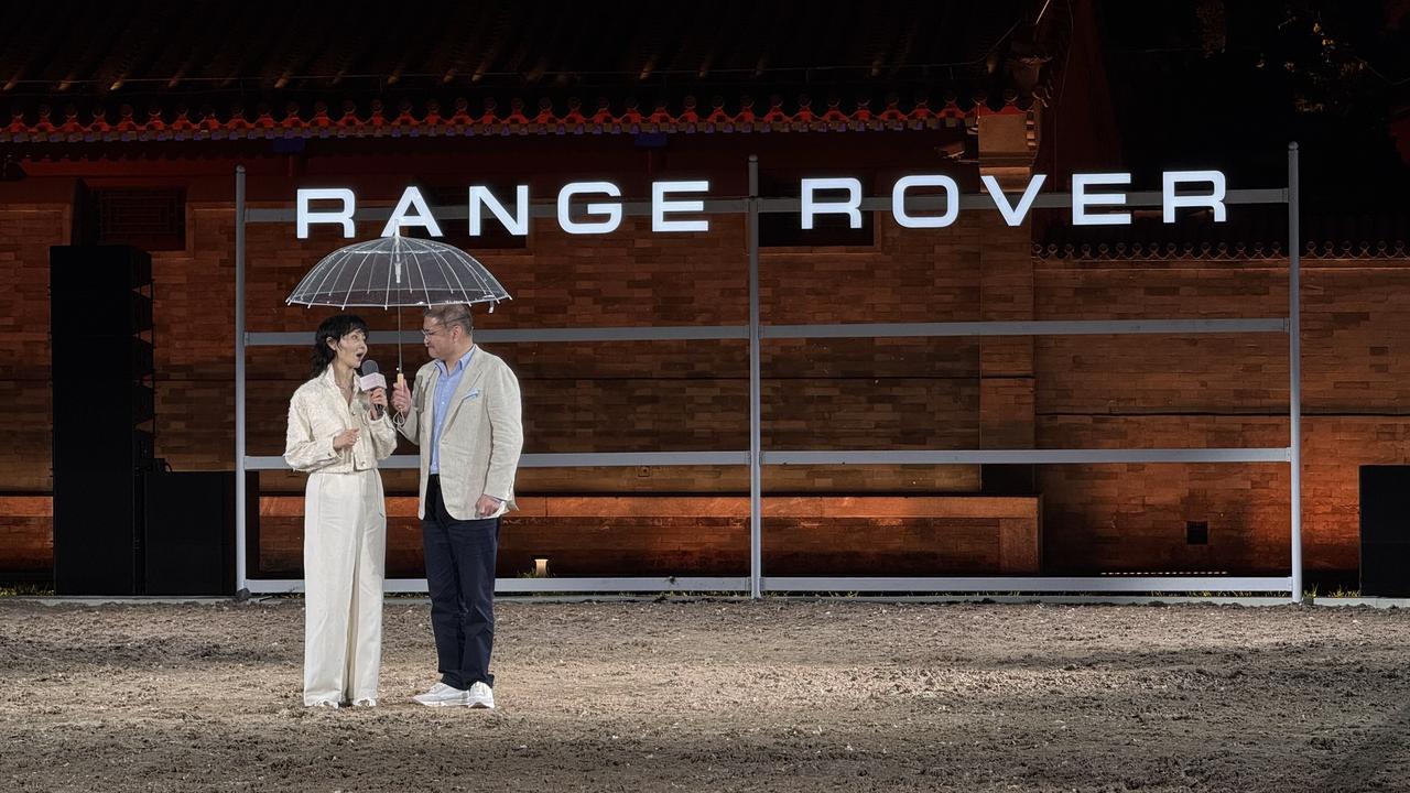 原来今日揽胜的嘉宾是张曼玉！！！
她今晚坐着一台揽胜SV过来
还得是大揽胜，气质