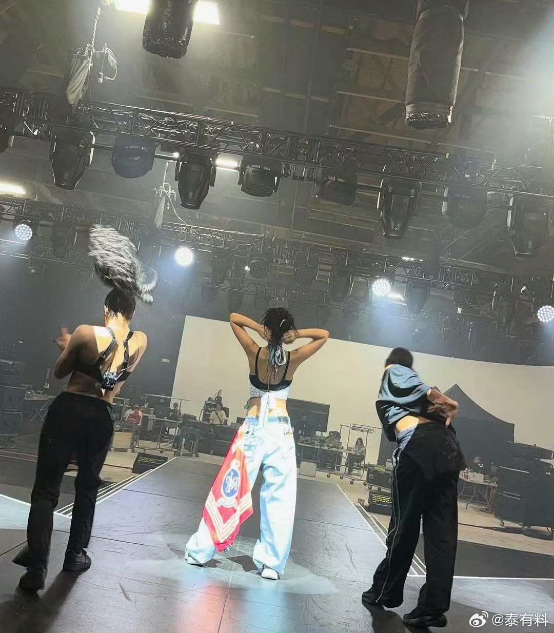 Jennie 户外剧院表演 科切拉音乐节正在火热进行中，JENNIE即将成为第一