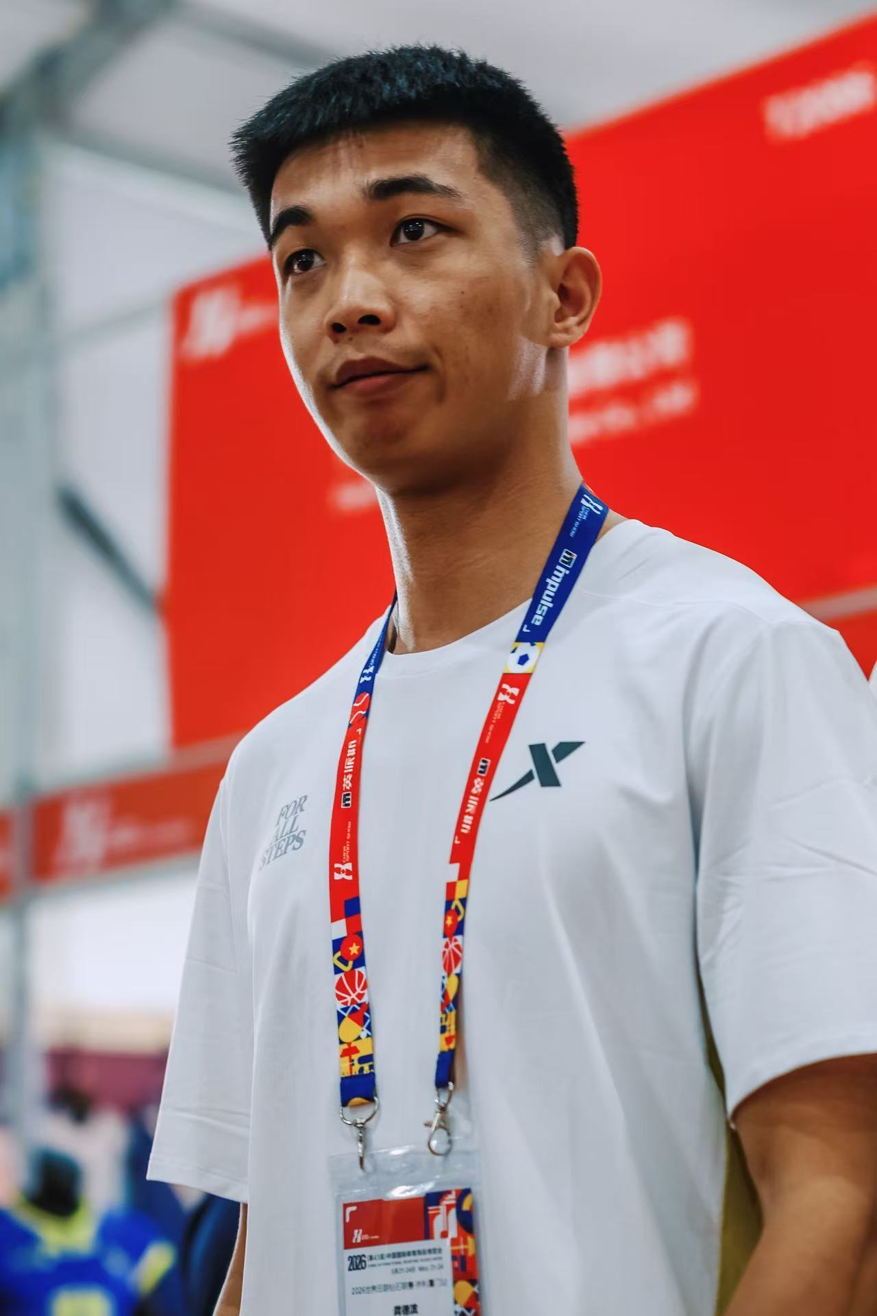 厦门之光龚德滨2026钻石联赛厦门特步 钻石联赛的赛场上，龚德滨带着特步的力量奔