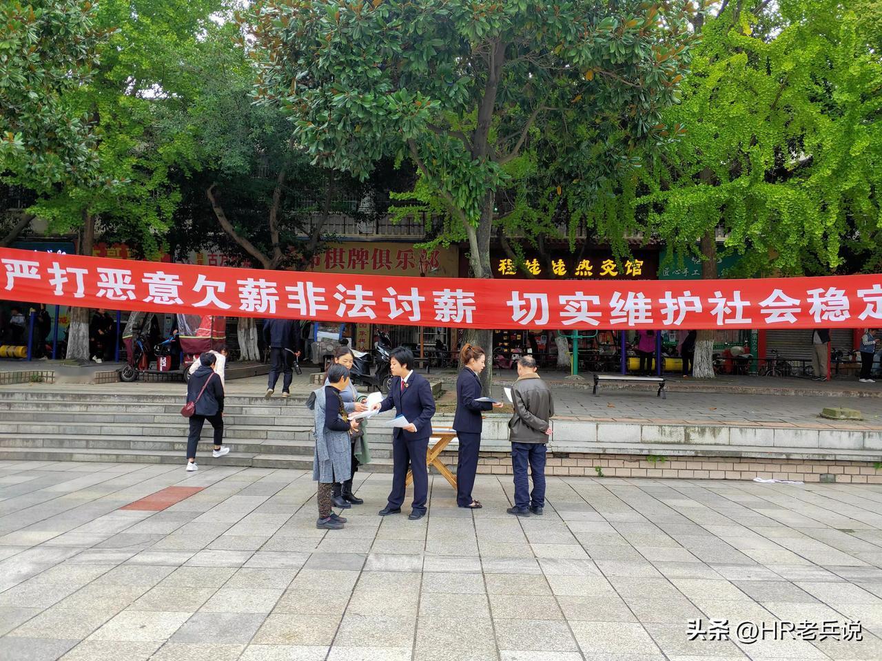 男子政府大楼前拉“合法讨薪”横幅讨要遭拖欠工程款，不成想钱没要来，还因为“扰乱机