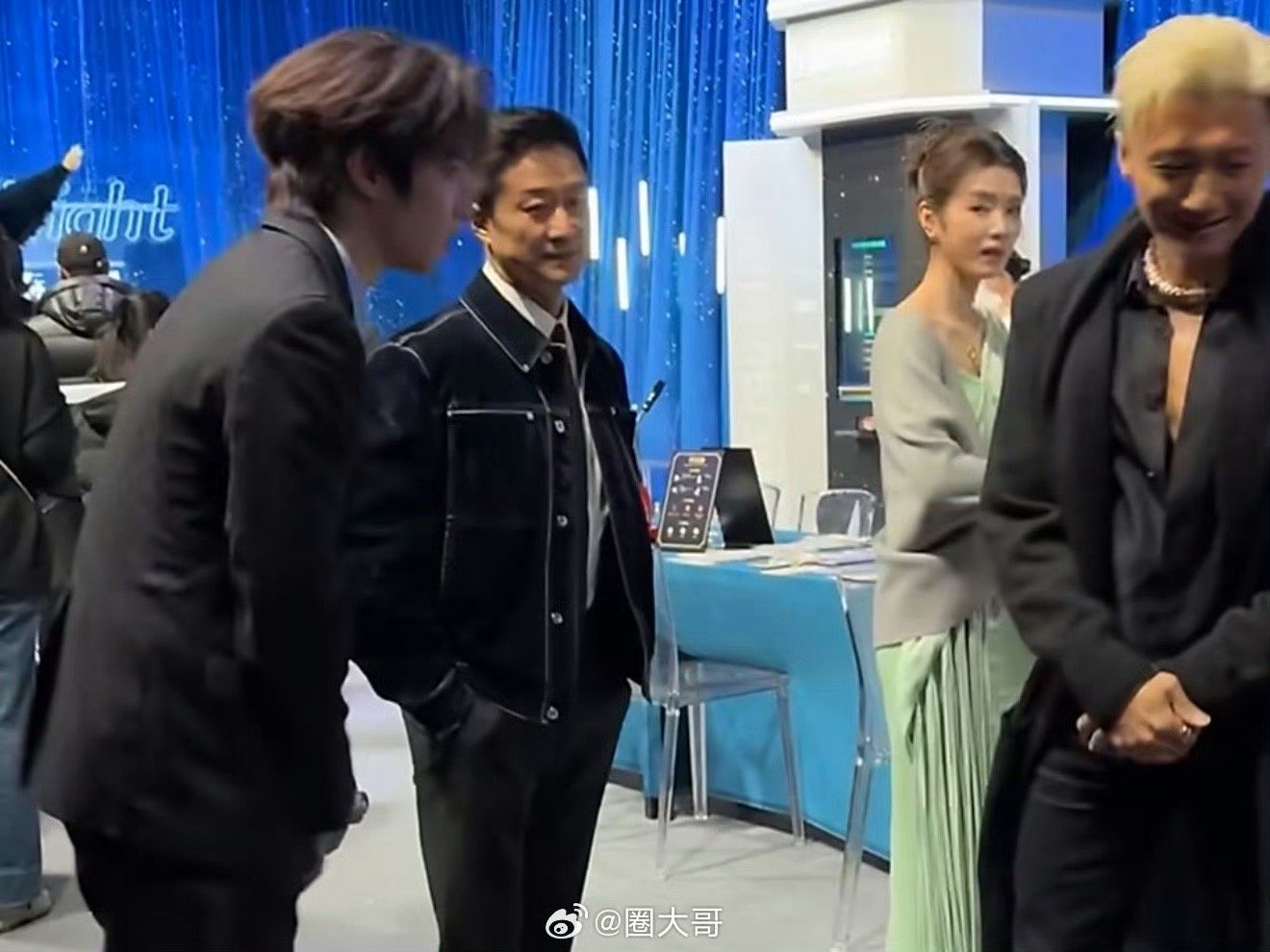 吴京给谢霆锋介绍刘耀文 这同框的含金量谁懂啊！吴京带着刘耀文见霆锋说他想做打星，