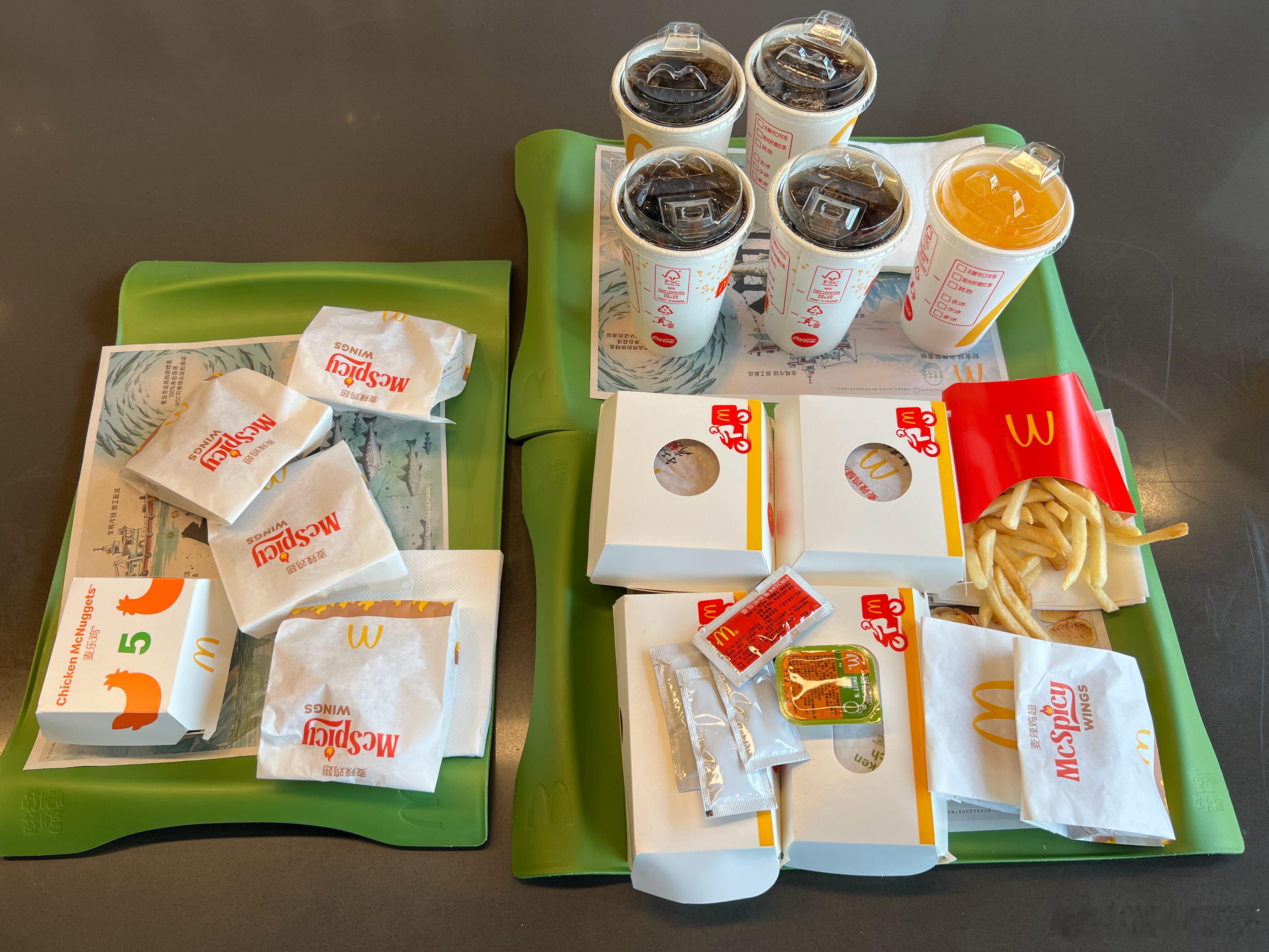 老婆不在，我睡醒后一个人出来吃麦当劳…… ​​​