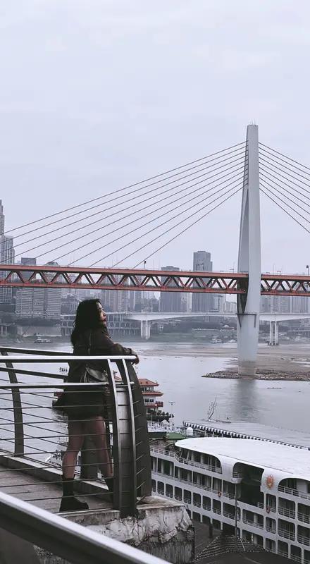 重庆呆呆妹怕是这辈子都没想过，一条喊网友来帮忙按猪的视频，能炸出上千号人——龙灯