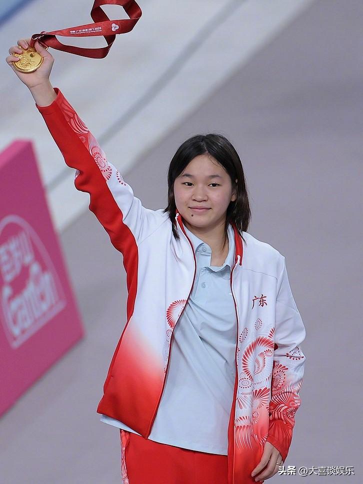 19岁全红婵大变样，拍生日写真还上了杂志。

她顶好的一个出路，就是将来做教练。