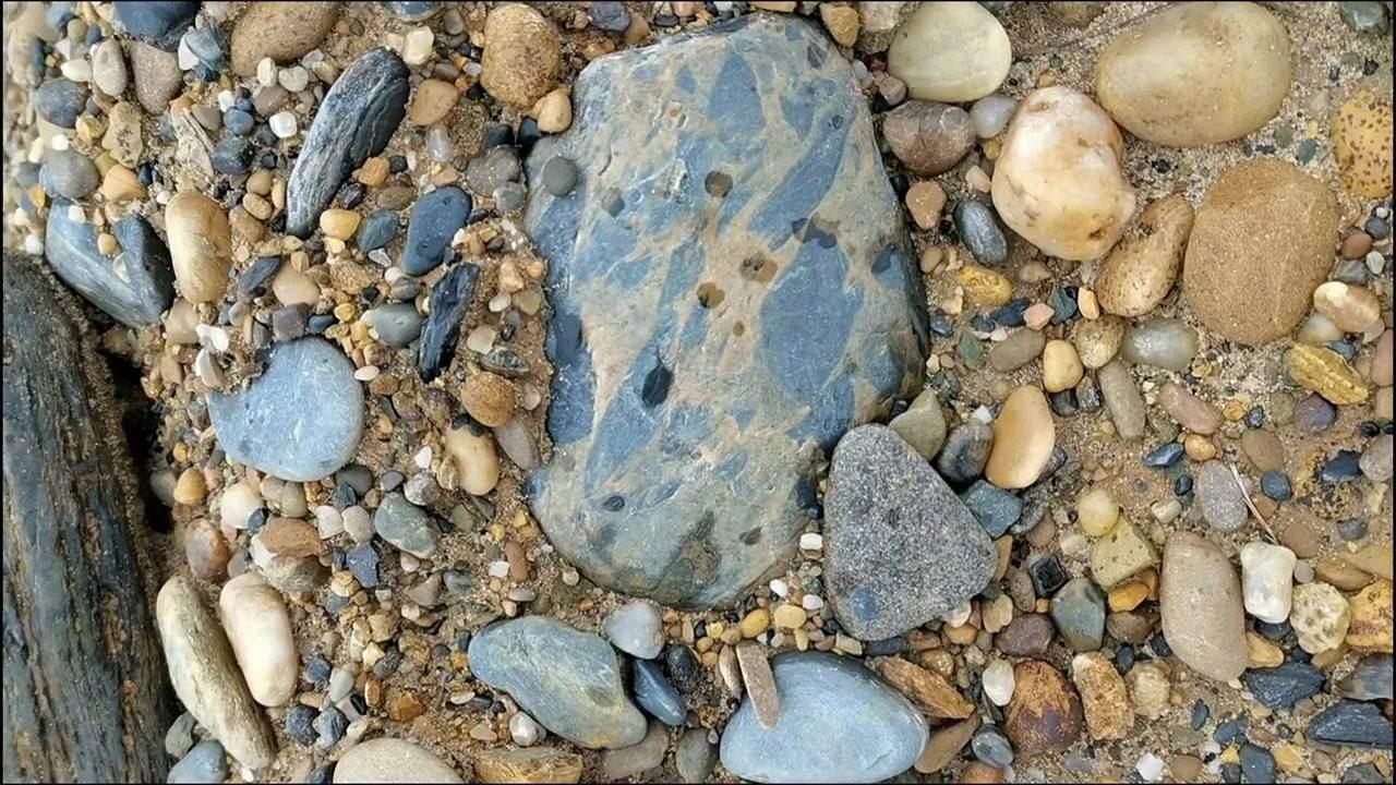 在老河床捡石时，发现一块好石头，扒拉出来一看，背面破损就放弃了。但没一会儿就看到