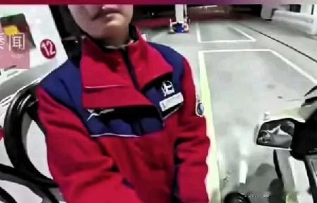 高速加油被拒，竟抄起油枪喷地面！1升汽油换行政拘留，值吗？
 
去年12月16日
