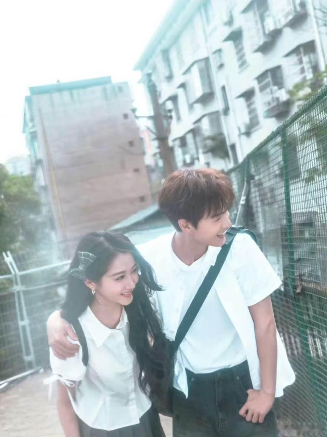 李昀锐一把抱住关晓彤 你好星期六这段游戏互动甜度远超预期，李昀锐动作干净苏感十足