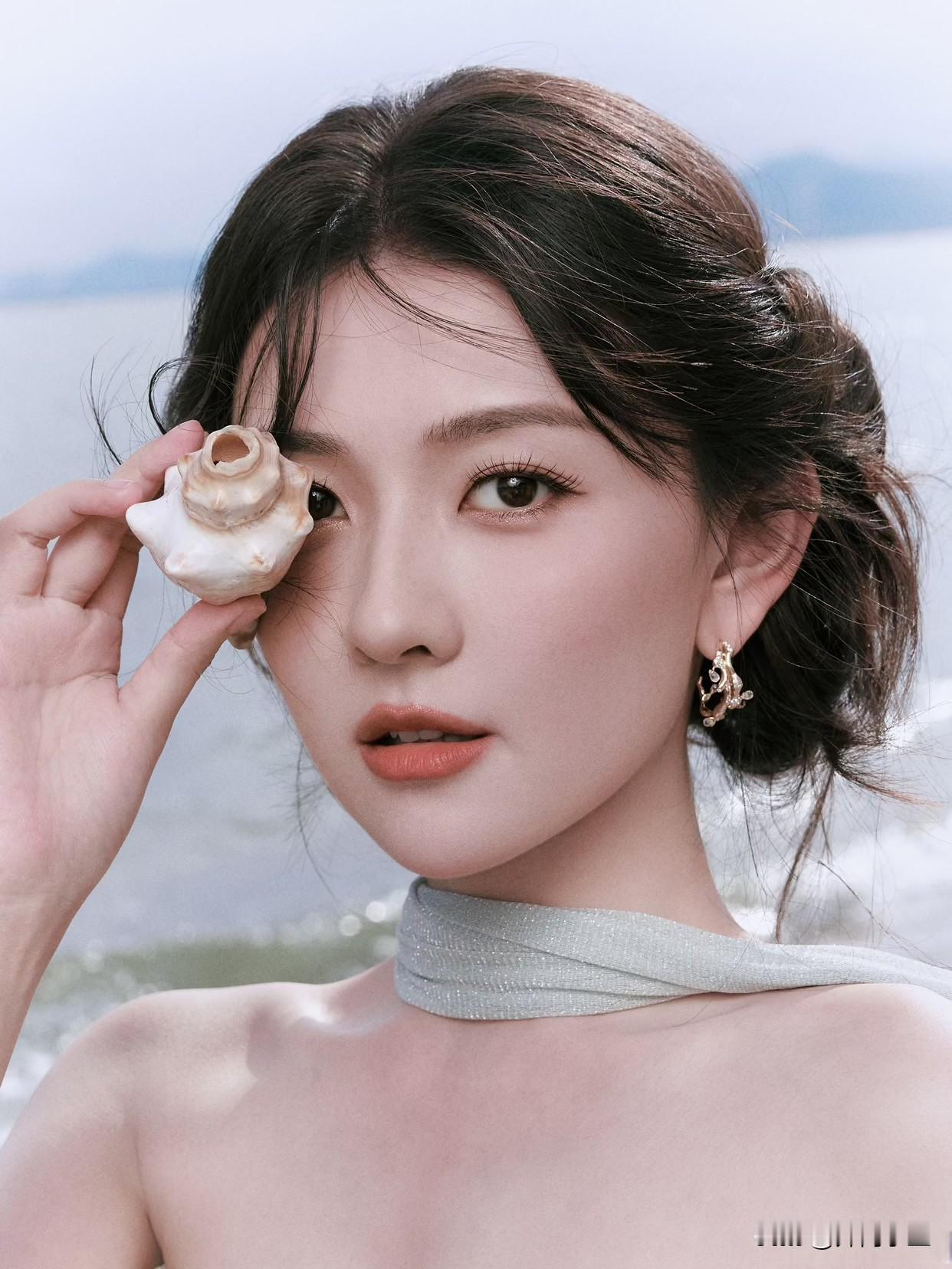 梁洁海屿氛围感大片太美了！

一身浅灰蓝挂脖礼服，纱质面料轻盈飘逸，和辽阔海面融