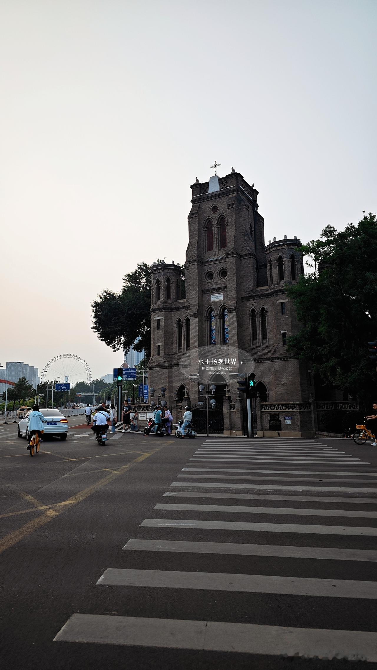 站在海河北岸狮子林桥旁，抬眼就望见那三座青灰色的哥特式塔楼，像笔架一样矗立在河边