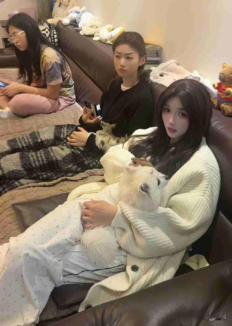 三个女儿在家深夜没饭吃，谁之过？[抠鼻]

 
刷到这样一段视频，看得心里五味杂