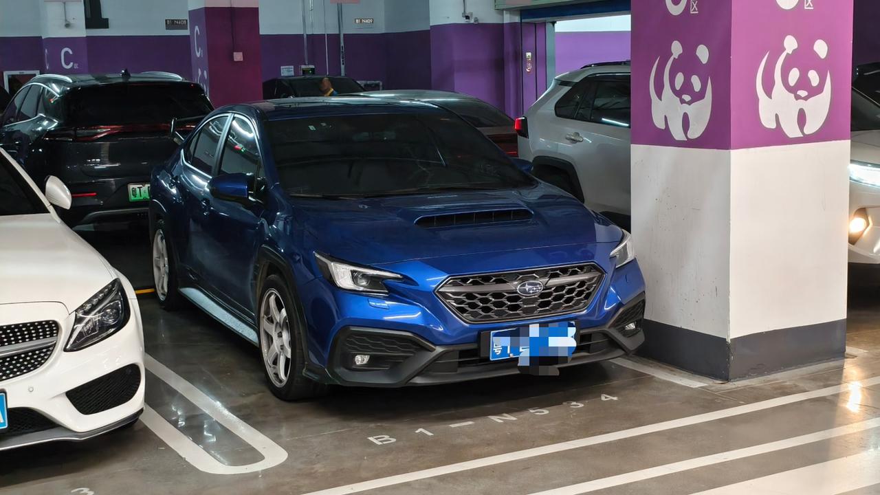 off-road的感觉，是最适合这代WRX
但斯巴鲁官方很喜欢开这代跑场地赛..