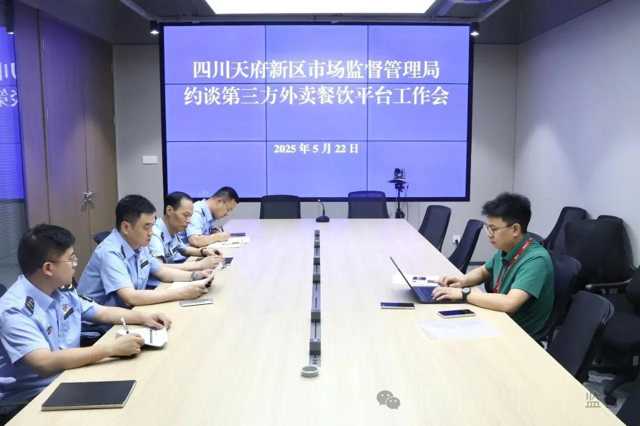 这张图片很有意思，京东外卖的人员孤零零的坐在一边，乖乖地接受约谈。

这是5月2