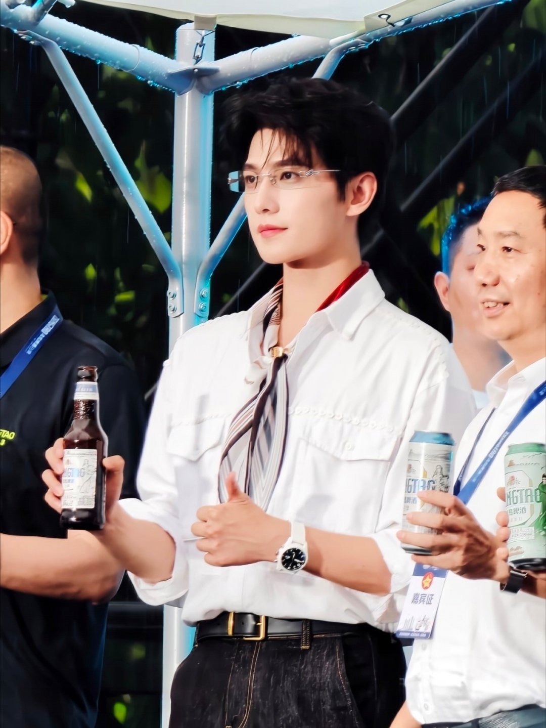 杨洋 信不信这是手机拍的？杨洋再不代言手机，我就去买这个了青岛啤酒白啤代言人杨洋