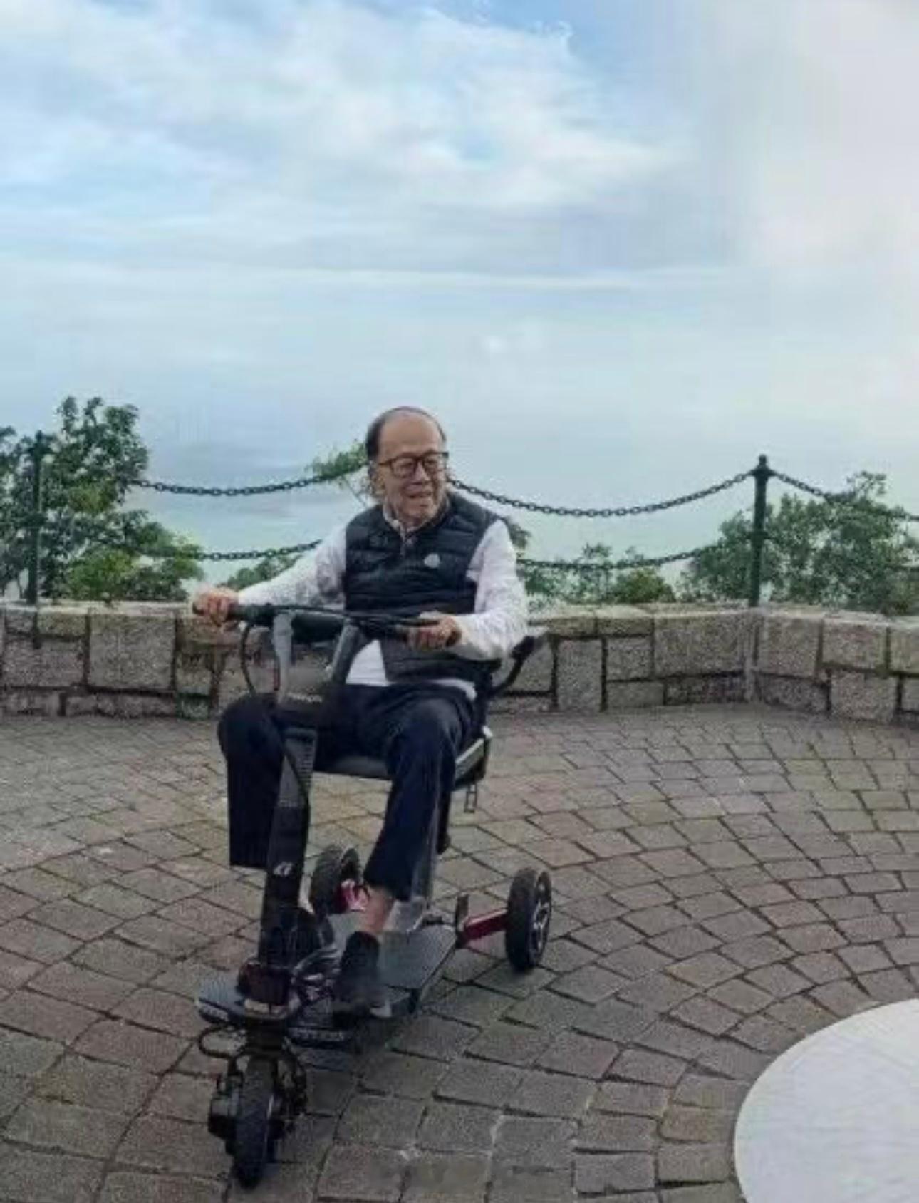 97岁的李嘉诚在香港太平山顶游玩，精神饱满
