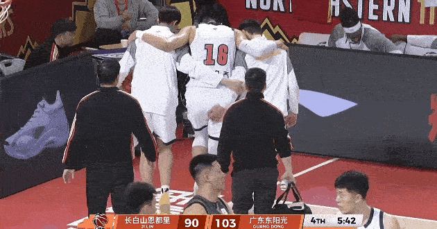 广东高兴不起来，焦伯乔崴脚受伤被搀扶离场



广东要麻烦了，球队唯一一个足尺寸