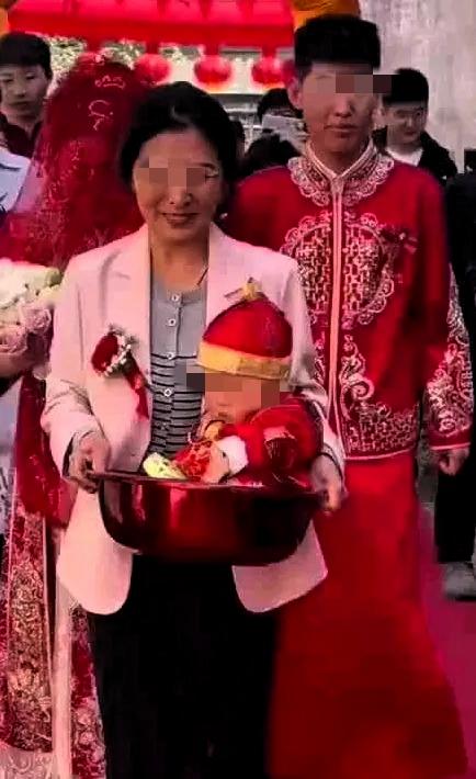 陕西一新娘结婚时带着刚满月侄子出嫁，这孩子父亲因公牺牲，孩子母亲受不了打击，郁郁