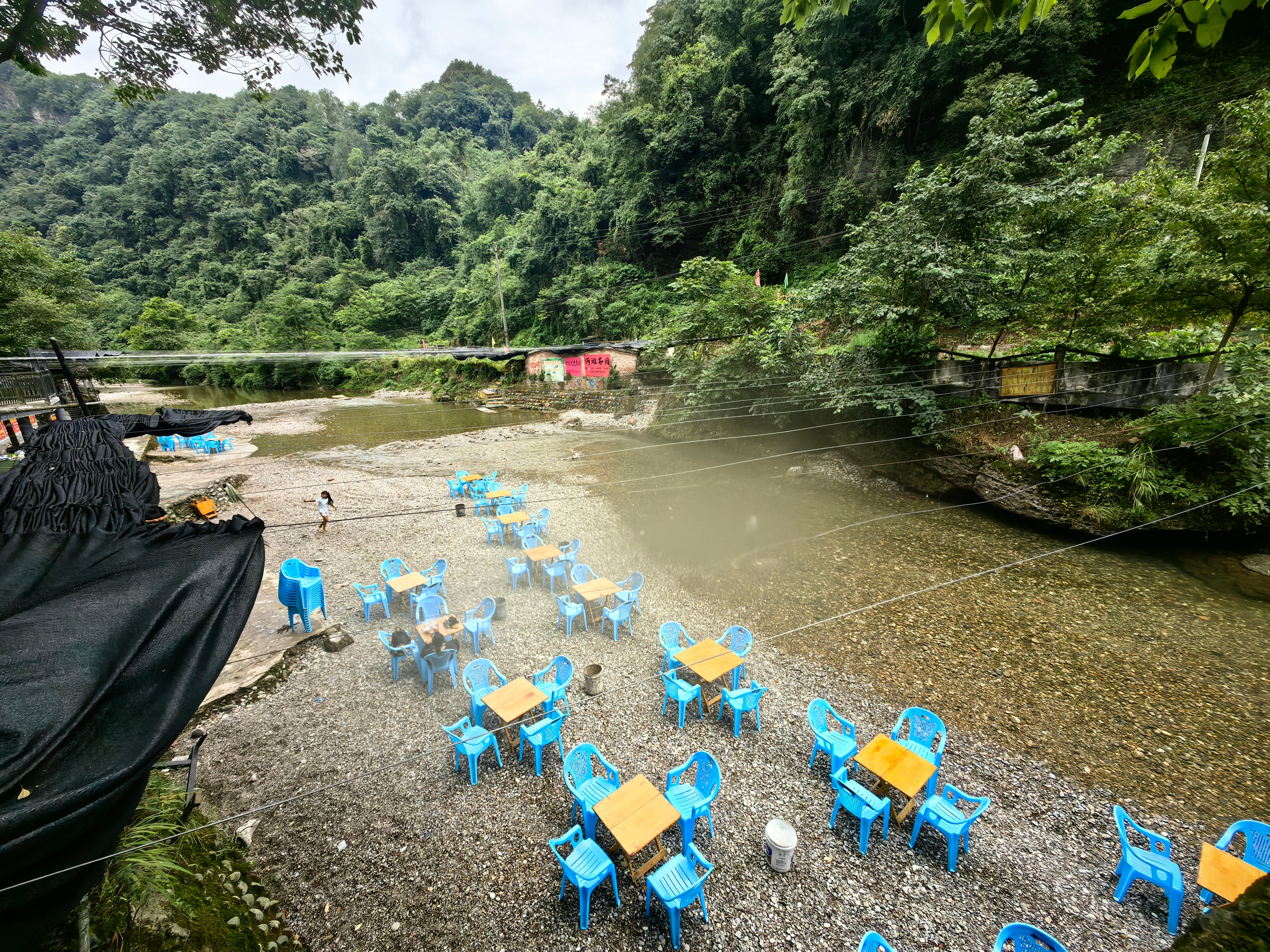 传说中的都江堰王婆岩，图13-18，酷似50年前我插队的高家岩的大岩洞，洞口很大