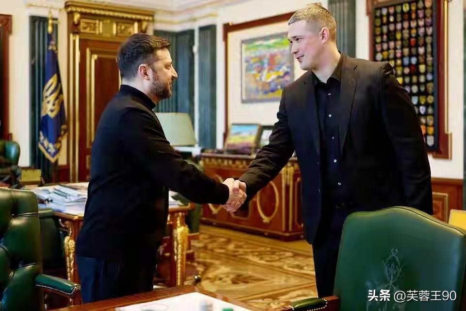 泽连斯基该下台了，如继续连任乌克兰没有和平的一天，好好的国家让一个演员搅和的天翻