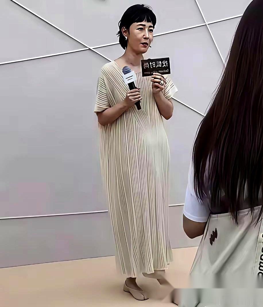 看着白百合这组新造型，我真的怀疑她是不是跟造型师结了什么梁子。 咱们先对对硬件：