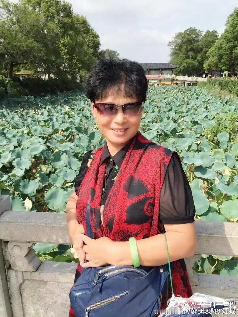 虽然己过花甲，但昨天与好友畅谈中提及过去事想想也很有意思，我们俩都是家中长女，因