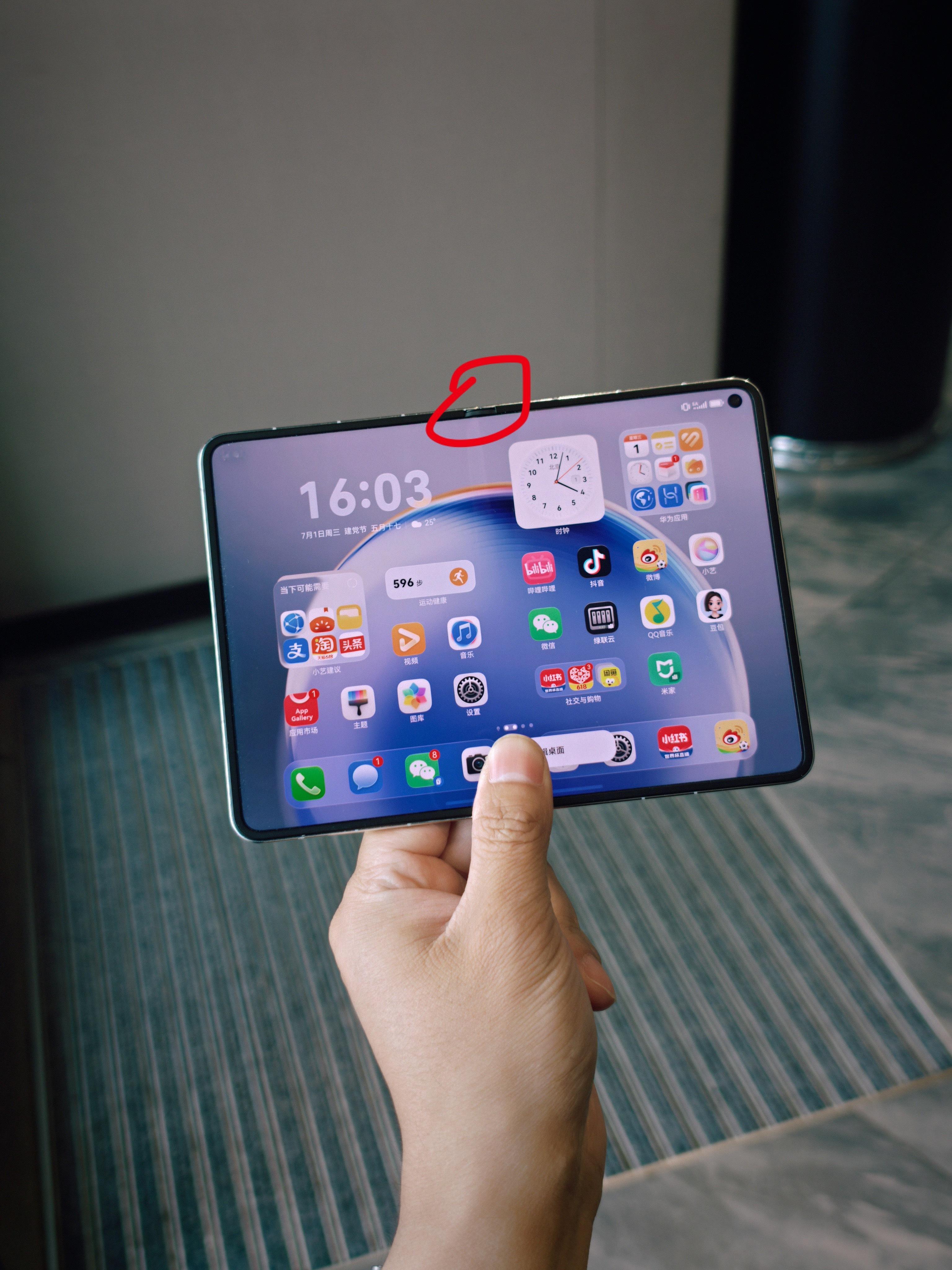我刚注意到iPhone Duo 展开是纯平的，正面折叠处没有圆弧形状的凸起。目前