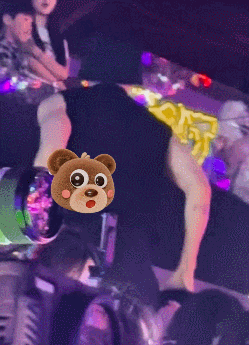 #曾舜晞买个防窥膜吧# 哇哇哇俩人关系真的还好！！曾舜晞给马嘉祺拍照，这妥妥的站