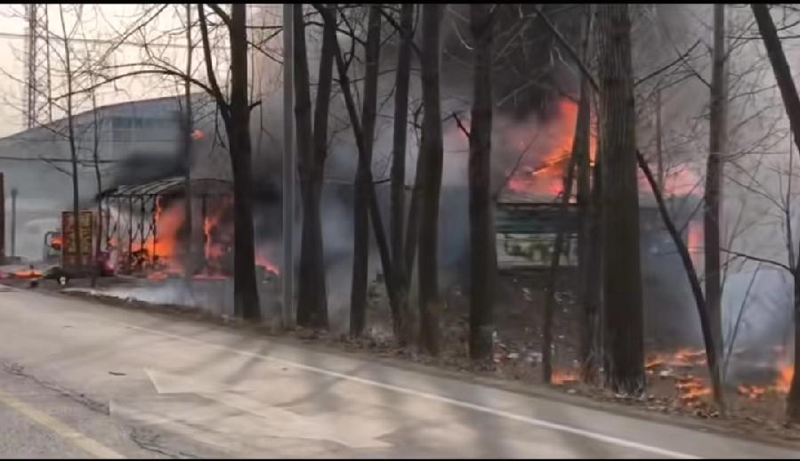 东部某地突发火灾爆燃！村民燃放烟花爆竹，把烟花爆竹销售部给点着爆燃！一堆破旧民房