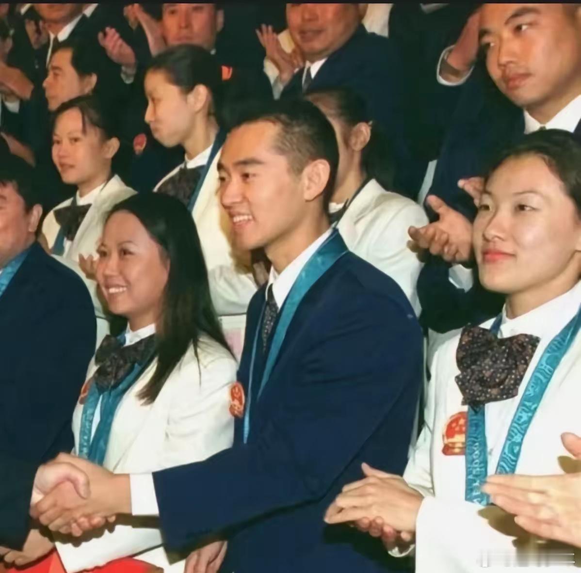 这张图片拍摄于2000年悉尼奥运会的庆功会上，距今已有25年了。站在前排的是悉尼