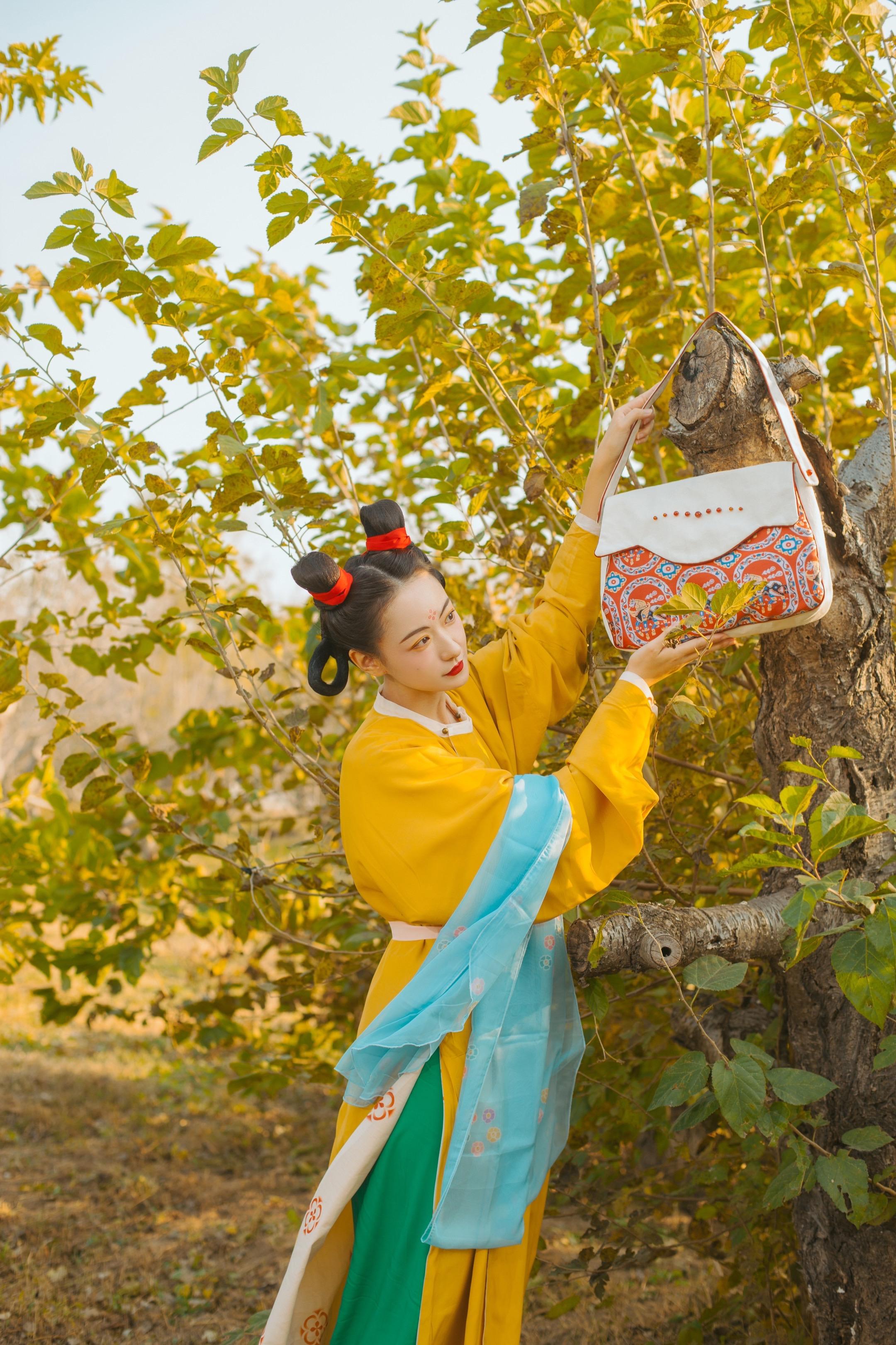 大唐打工人｜从壁画出逃的小侍女。✨敦煌莫高窟017窟，即举世闻名的敦煌...