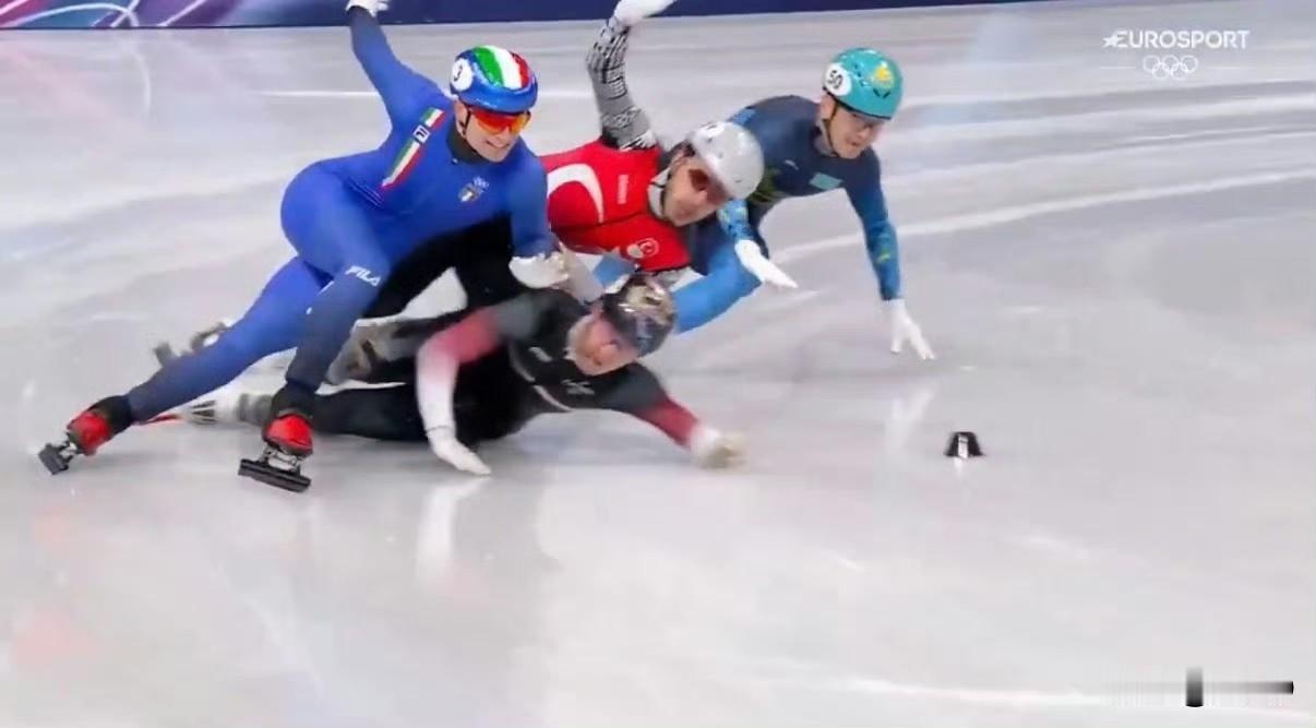 哈萨克冰刀战胜了意大利，阿布扎尔·阿日加利耶夫在整场比赛中几乎一直处于最后一名，