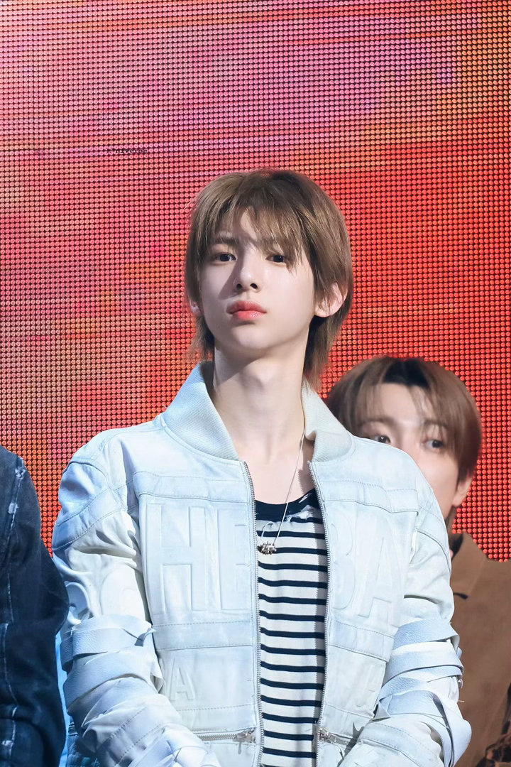 0000九月的风还带着盛夏残留的燥热，卷着香樟树叶的清香，扑在林晚星发烫的脸颊上