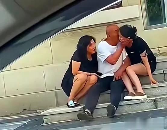 近日，网上流传一段可圈可点的视频，视频中一位大叔当街亲吻两名女子，引起广泛关注。